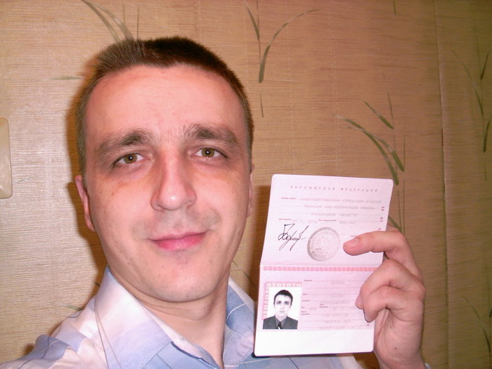 Фото с паспортом в руках мужчины в хорошем качестве