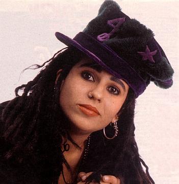 Linda perry. Линда Перри в молодости 1992. 4 Non blondes Линда Перри. Линда Перри в молодости. Солистка группы 4 non blondes.