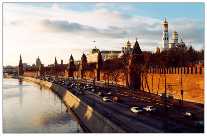 Край москвы. Москва. Ивановская горка в Москве. Апрельская картинка в Москве красивая. Полет над Москвой Зарядье фото.