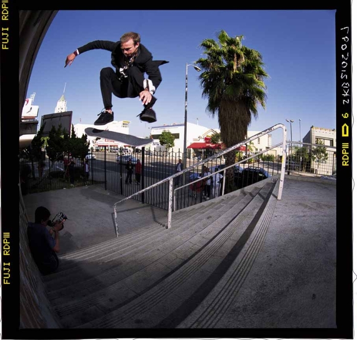 Эндрю рейнольдс. Andrew Reynolds skateboarder. Andrew Reynolds FS Flip. БЭМ Марджера и Тони Хоук. Тони Хоук и Эндрю Рейнольдс.