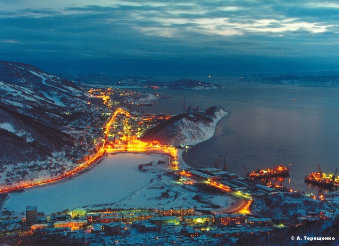 Камчатка сколько времени. Петропавловск-Камчатский климат. Камчатка город Вилючинск ночью. Ночной Вилючинск. Вилючинск бухта зимой.