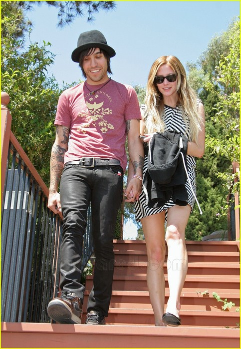 01Ashlee and Pete at the Cafe Med restaurant in Los Angeles - August 31, 2007 (483x699, 128Kb)