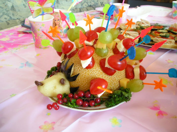 Ежик меню. Детское меню на день рождения. Ежик из фруктов. Поделка Ежик из фруктов. Ежики из фруктов на украшение стола.