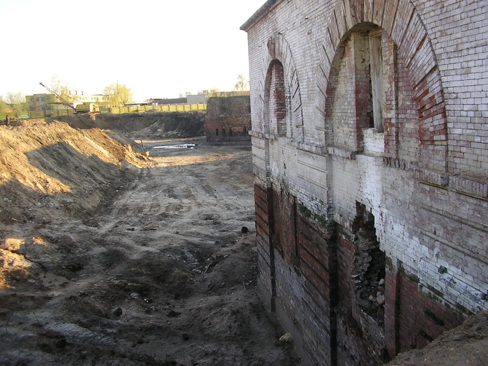 Закопанные здания в москве