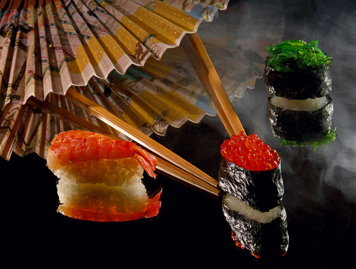 Приправа для суши и роллов. Первые суши в мире. Японские палочки удачи. Японская еда рыбка на палочке.