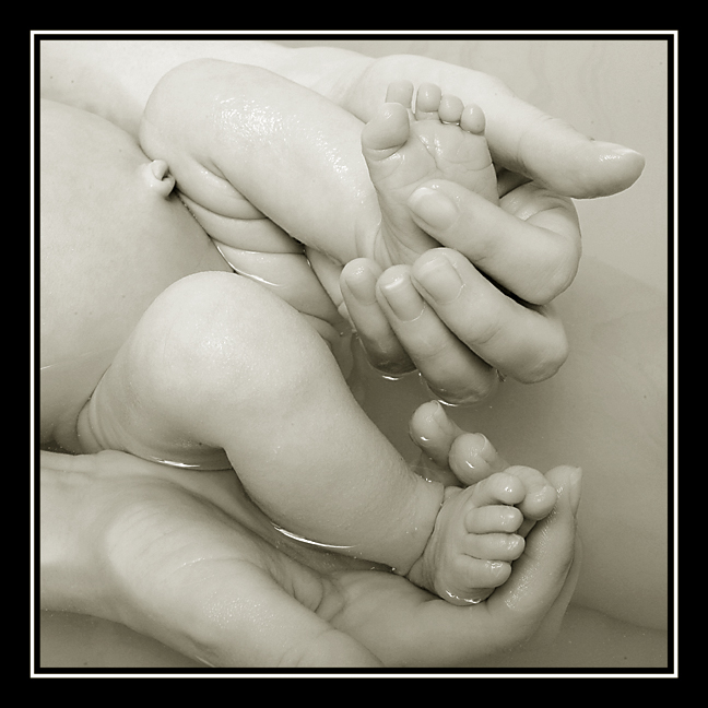 Целую ноги мамы. Папа целует ножки малышу. Статус про маленькие ножки ребенка. Статус про ножки новорожденного. Целовать ножки младенца.