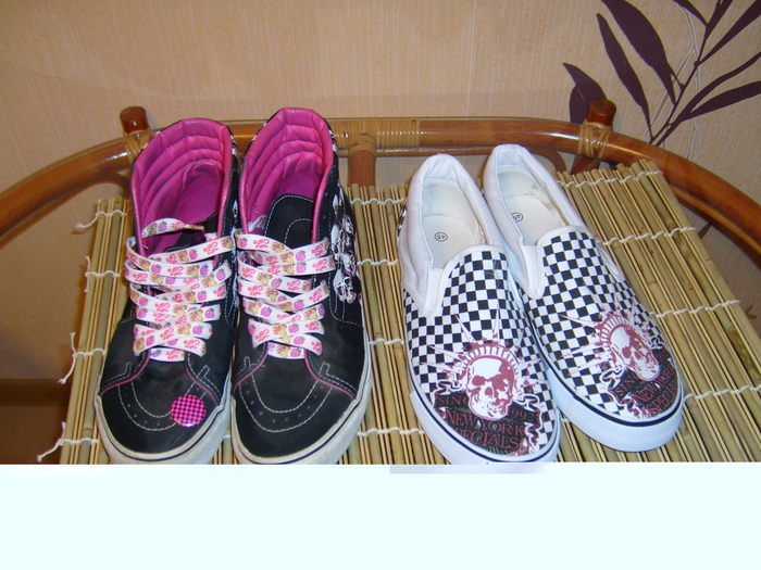 MY SLIPS AND KEDS (700x525, 266Kb)