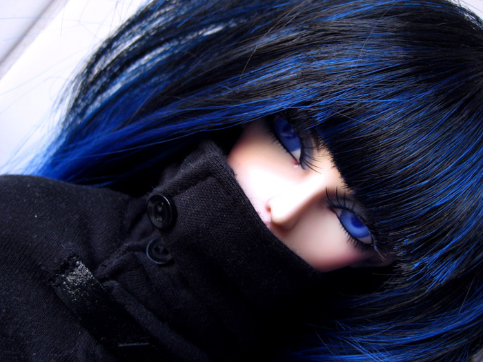 Девочка в маске с голубыми волосами