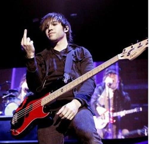 2_Pete_Wentz_of_Fall_Out_Boy--large-msg-119733319191 (500x483, 34Kb)