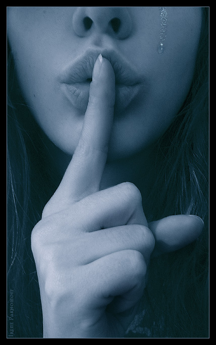 Обмен молчания. Палец к губам. Девушка с пальцем у губ. Палец во рту у девушки.