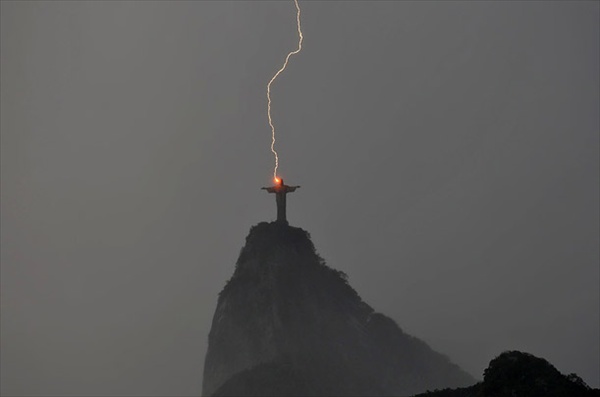 christ_the_redeemer_hit_by_lightening (600x397, 21Kb)