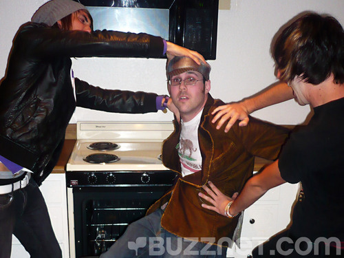 Jack_and_Alex_throw_DJ_Rossstar_in_the_oven--large-msg-120483297492 (500x375, 69Kb)