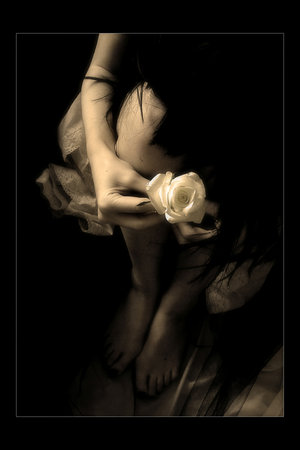 1204993907_dark_girl_with_rose01 (300x450, 16Kb)