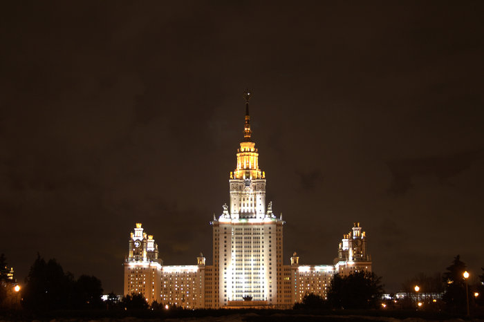 Мгу тестирование. МГУ Москва ночью. МГУ вечером фото. Добрый вечер МГУ. МГУ У вокзала.