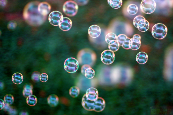Лопающиеся пузырьки при дыхании. Стеклянный пузырь. Мыльные пузыри фото красивые. Боке мыльные пузыри. Стекло с пузырьками.