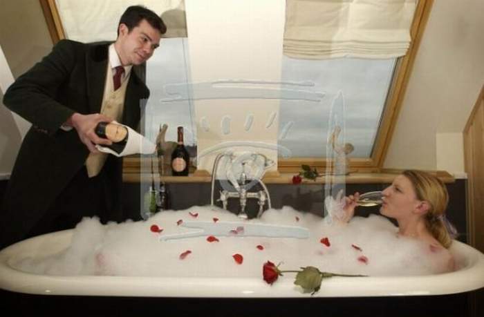 Пока жена в ванной муж. Джакузи с шампанским. Романтика в ванной. Шампанское в ванной. Джакузи наполненное шампанским.