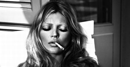 kate-moss-criticized-for-smoking-in-public_14 (450x231, 15Kb)