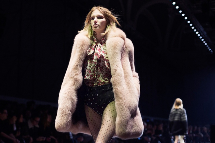 saint-laurent-rtw-fw2013-candids-15_082449581592.jpg_carousel_parties (700x466, 222Kb)