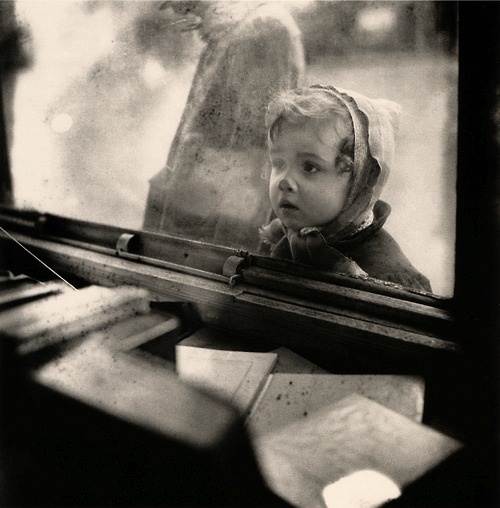 _douard Boubat - Paris, Hiver, 1948 Un enfant devant une vitrine (500x508, 132Kb)