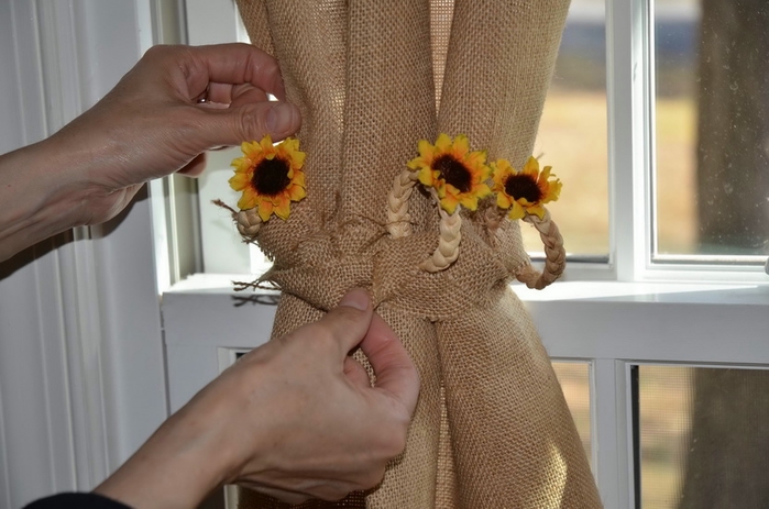 Daisy-Braid-Tie-Back-with-hands (700x463, 204Kb)