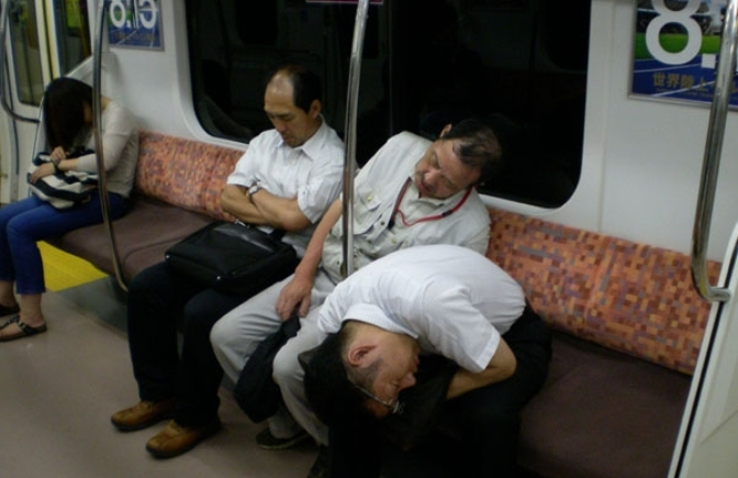 funny-sleeping-position-train-pics.jpeg (672x435, 230Kb)