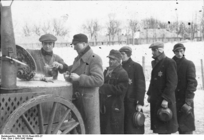 Latvia, Salaspils concentration camp  food distribution 1941 (700x480, 162Kb)