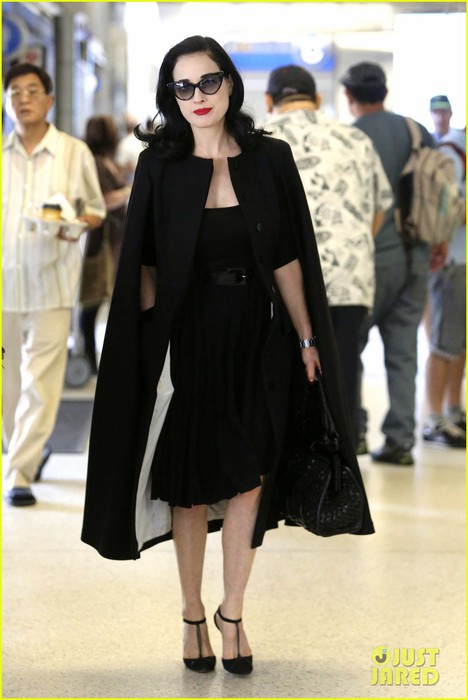 dita-von-teese-wears-cape-for-flight-to-buenos-aires-01 (468x700, 66Kb)