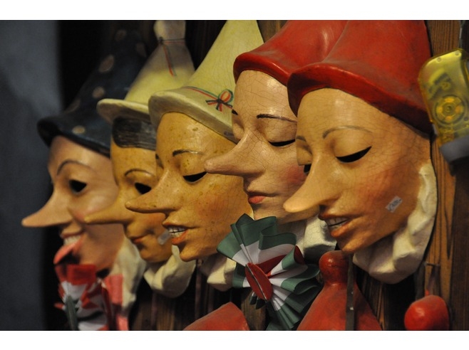 6131673-Wall_of_Pinocchio_masks_Florence (658x492, 159Kb)
