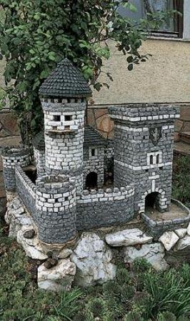 Замок из камня для сада своими руками фото