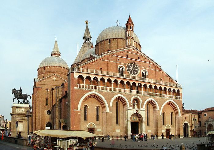 800px-Basilica_di_Sant'Antonio_da_Padova (700x490, 77Kb)