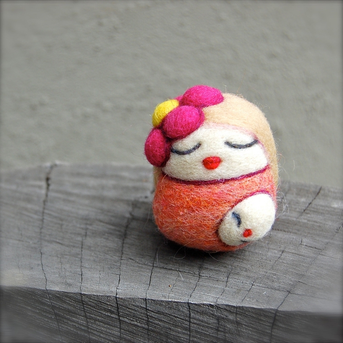 Needlefelted-Blond-Mama-Egg-with-Child-WOOLY (700x700, 320Kb)