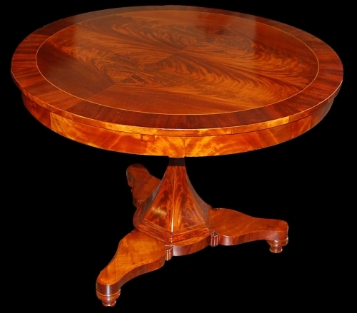 Обеденный стол из красного дерева