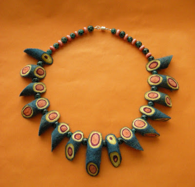 blue felt necklace 1 (400x384, 109Kb)