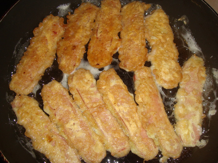 Колбаса в кляре на сковороде рецепт с фото пошагово