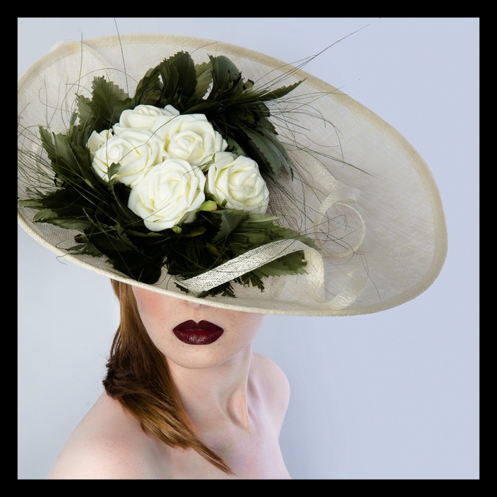 Шляпа растение. Шляпа с цветами. Женщина в шляпке. Шикарная шляпа. Красивые шляпы с цветами.
