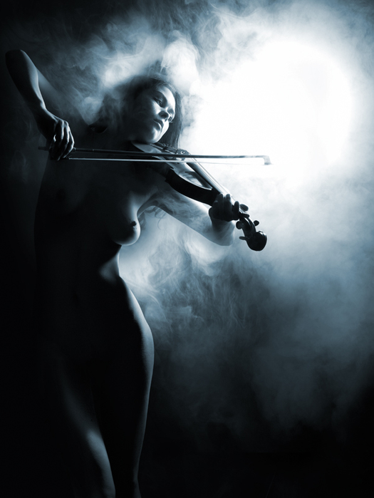 голая женщина играет на скрипке