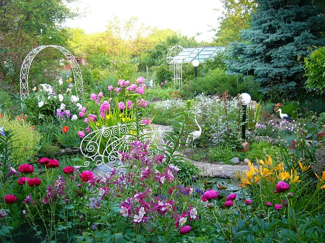 Фото в цветущих садах что надеть