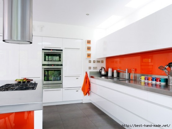 high-gloss-kitchen-with-orange-backsplash-554x415 (554x415, 91Kb)