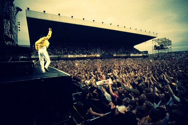 Стадион уэмбли 1986. Концерт Queen на Уэмбли. Концерт Фредди Меркьюри на стадионе Уэмбли в 1986. Квин на стадионе Уэмбли. Концерт Фредди Меркури на стадионе.