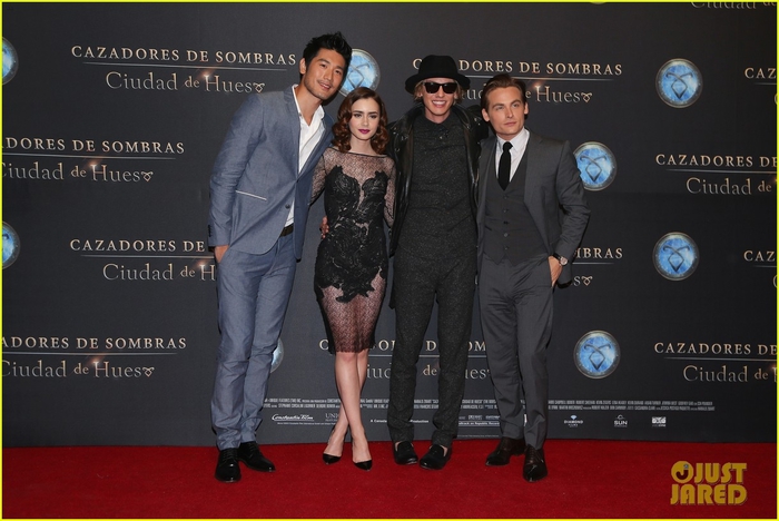 lily-collins-jamie-campbell-bower-mortal-instruments-mexico-city-premiere-03 (700x468, 223Kb)