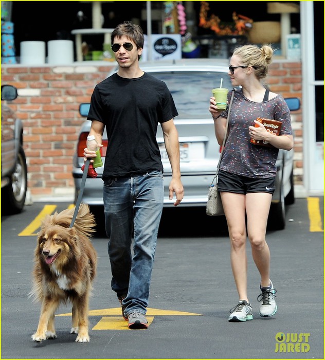 amanda-seyfried-justin-long-weekend-outing-with-finn-16 (632x700, 122Kb)