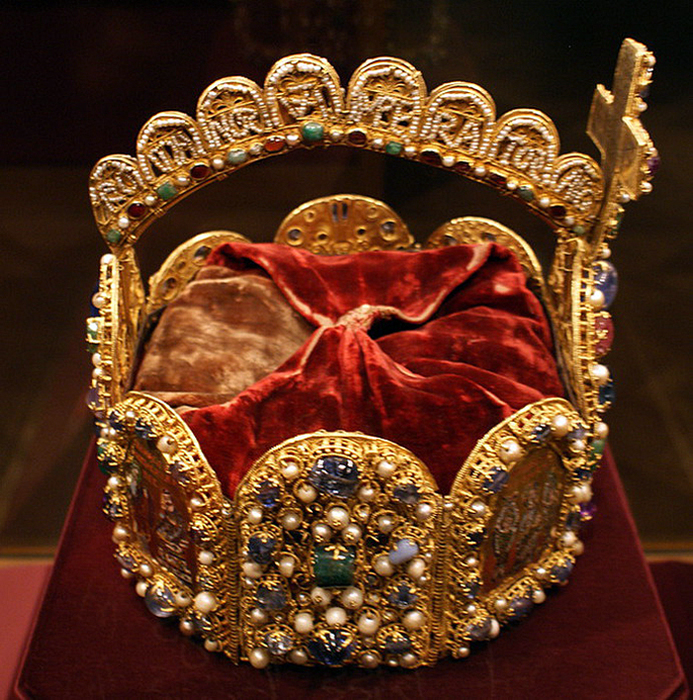 Корона короновать. Корона императора священной римской империи. Корона Византии Императорская. Священная Римская Империя корона.
