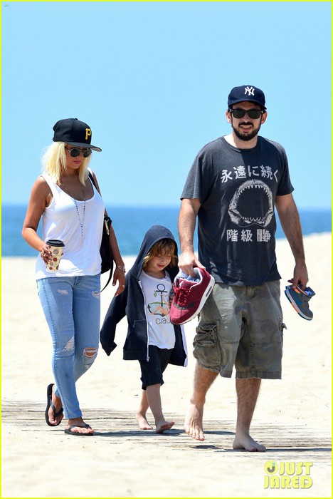 christina-aguilera-hits-the-beach-with-jordan-bratman-max-01 (468x700, 74Kb)