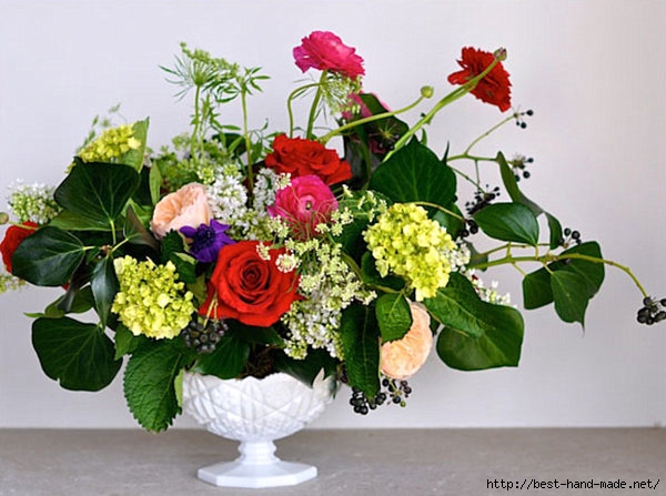 ranunculus-flower-arrangement-in-a-milk-glass-vase (600x447, 180Kb)