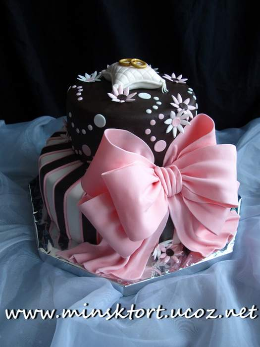 Торт шанель черный бантик и розовый цветок