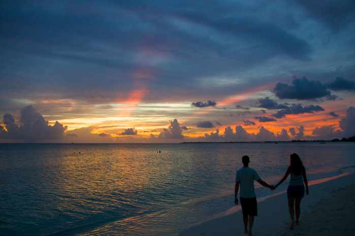 sunset-and-couple-from-seven-mile-beach (700x464, 381Kb)