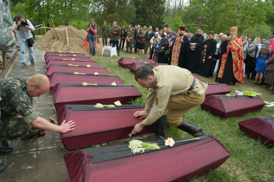Похороненных б. Похороны солдат погибших. Хоронят русских солдат.