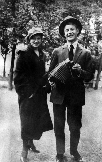 Сергей Есенин со своей любимой, младшей сестрой Шурой (1925 год).
