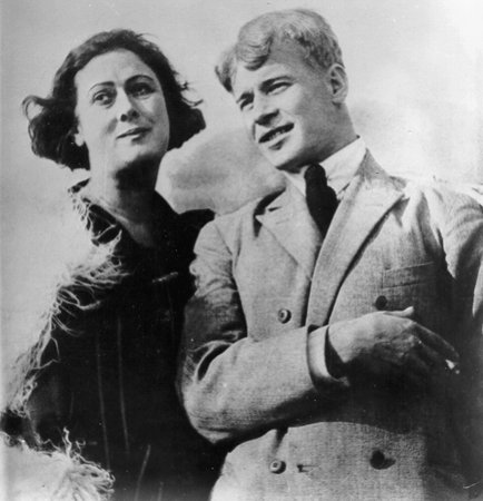 Сергей Есенин со своей женой великой американской танцовщицей-босоножкой Изадорой Данкен (Айседорой Дункан, как называли её в России, Или Дуней, как любовно называл её Есенин. 1922 г.)