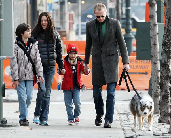 Jennifer_Connelly_and_Paul_Bettany_wKids (594x479, 94Kb)